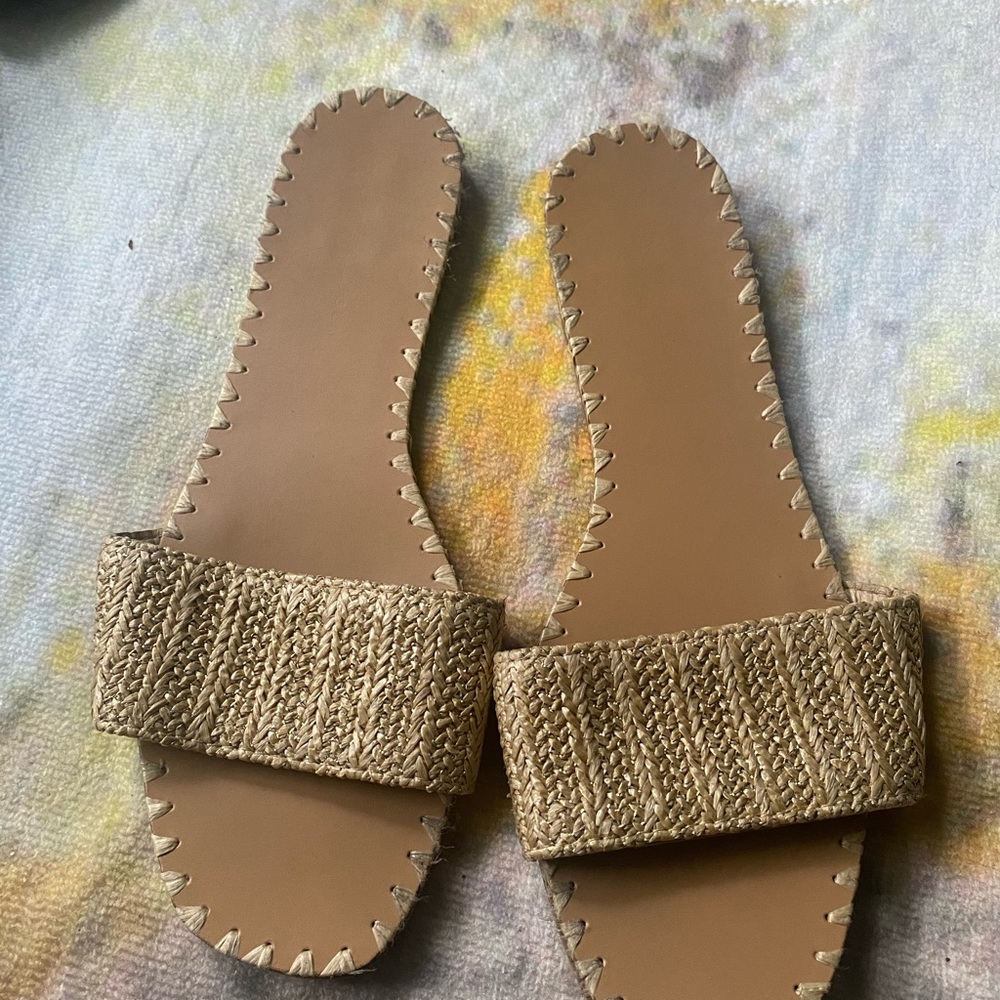 Sandals size 7 in Uk ( women who wear size 8,9 and 11 can fit these in US size)